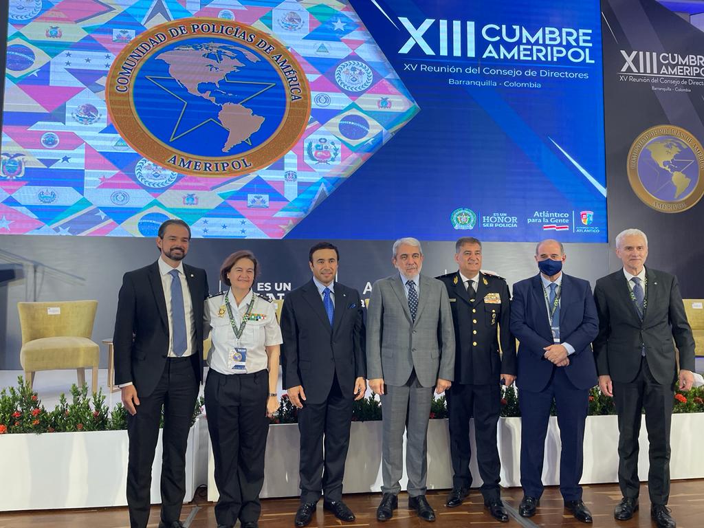 El director general de la Policía junto con otros asistentes a la Cumbre Ameripol en Colombia